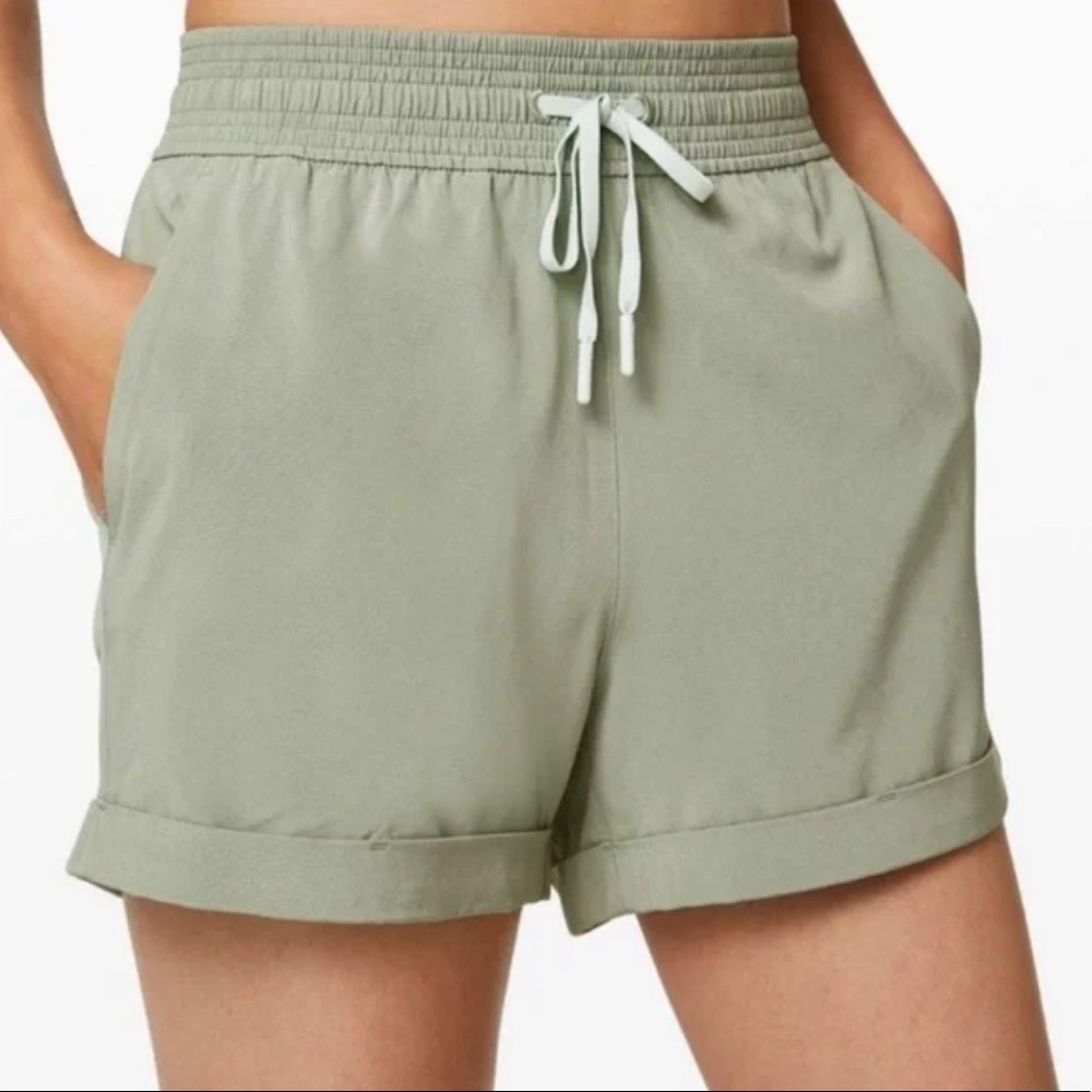 Lululemon Spring Break Away Shorts size 6
